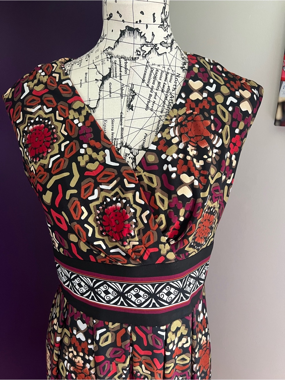 7 for $30 Liz Claiborne V-Neck Sleeveless Dress in Red Floral Geo Print - Picture 2 of 8